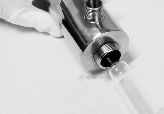 Mounting UV water steriliser quartz sleeve into tube
